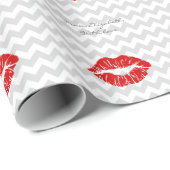Papier Cadeau Lt Grey Blanc Chevron, Rouge Lipstick Kiss (Coin rond)
