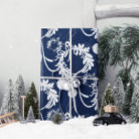 Papier Cadeau Lux Christmas Elegant Baubles on Blue<br><div class="desc">Ajoutez une touche de pays merveilleux d'hiver à vos cadeaux de vacances avec notre Lux Christmas Elegant Baubles sur papier d'emballage bleu. Décoré d'ornements dépoli, ce design saisit la magie de la saison, faisant de chaque cadeau une surprise particulière. Imaginez vos amis et votre famille se délectant de la beauté...</div>