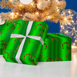 Papier Cadeau Luxueux Sucres de canne d'or à Noël vert<br><div class="desc">Un très luxueux emballage cadeau de Noël vert avec un motif décoratif et élégant de sucres de canne dorés brillants avec des feuilles verts et des baies rouges vifs, éparpillé sur un arrière - plan métallique vert vif pour faire vraiment ressortir vos cadeaux de Noël sous l'arbre de Noël ces...</div>