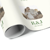 Papier Cadeau Mariage Couple Ajouter Photo Vert Monogramme (Coin rond)