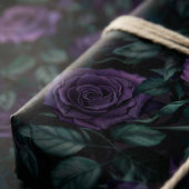 Papier Cadeau Modèle floral gothique foncé avec Roses violets pr