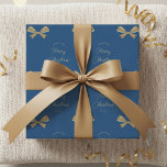 Papier Cadeau Modern Bows Nom de famille Christmas Blue & Creati<br><div class="desc">Créez un emballage cadeau de vacances de nom personnalisé avec ce design de papier cadeau de Noël de Vaches modernes. Avec motif de arc dessiné à la main, disposition moderne, polices de caractères manuscrites dans une esthétique beige bleu et crème de saison. Ajoutez votre nom de famille et votre texte...</div>