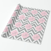 Papier Cadeau Monogram Grey et blanc Chevron avec Pastel Pink (Déroulé)