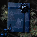 Papier Cadeau Moody Tree Motif | Noël bleu marine classique<br><div class="desc">C'est la saison pour une riche couleur créative et artistique ! Design moderne, sombre et moody à motifs de vacances avec une palette de joyaux festifs amusants comprend un fantaisie brillant de Noël avec un éclat de peinture frisky rehaussé d'une parties scintillant faux métallique avec un arrière - plan solide...</div>