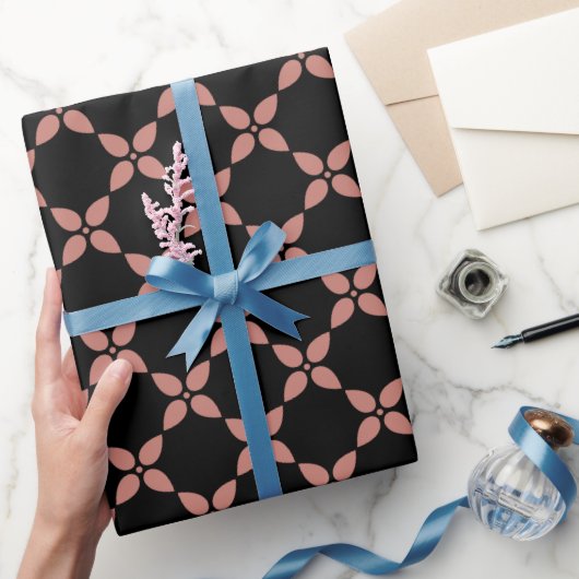 Papier cadeau motif à fleur rose (Cadeaux)
