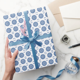 Papier Cadeau Motif bleu classique à fleurs blanches