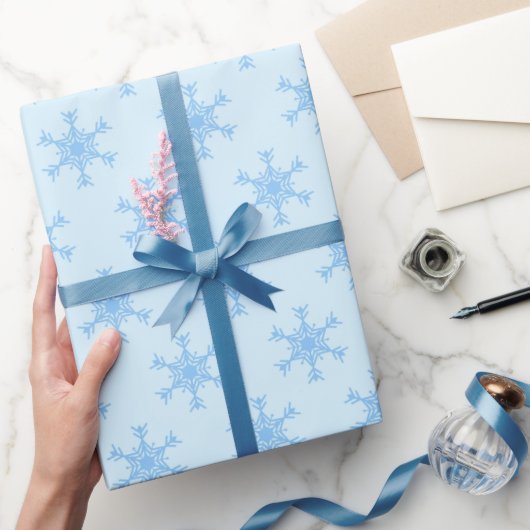 Papier Cadeau Motif Blue Snowflake sur Pale Blue (Cadeaux)