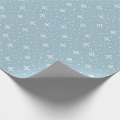 Papier Cadeau Motif de flocons de neige blancs moderne bleu clai (Coin)