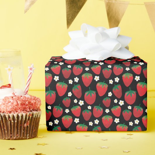 Papier Cadeau Motif de fraise sucrée sur noir (Fête d'anniversaire)