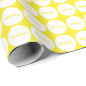 Papier Cadeau Motif de points blanc sur le jaune avec le nom (Coin rond)