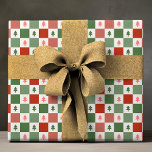 Papier Cadeau Motif de vacances Retro Christmas Tree Checkerboar<br><div class="desc">Retro Christmas Tree Checkerboard Vacances Motif Wrapping Papier cadeau Wrap dispose d'un motif rétro rouge et vert damier avec des arbres de Noël. Motif de vacances de Noël traditionnel parfait pour l'emballage cadeau de vacances. Convient à la famille,  amis,  entreprise et plus. Conçu par Evco Studio www.zazzle.com/store/evcostudio</div>