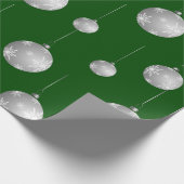 Papier Cadeau Motif d'ornement de Noël vert et argent (Coin)