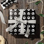 Papier Cadeau Motif Empreinte de patte noir et blanc moderne<br><div class="desc">Cet adorable motif présente des silhouettes de pattes de chat blanc sur un arrière - plan noir. Ce motif contemporain ajoute une grande touche moderne à un cadeau d'anniversaire,  de Noël ou autre !</div>