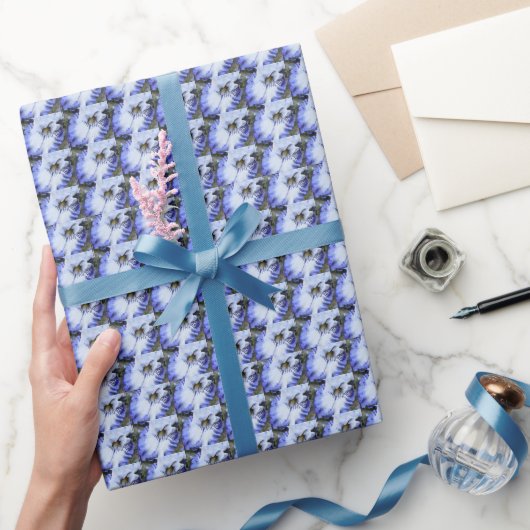 Papier Cadeau Motif floral Iris à fond bleu et blanc (Cadeaux)