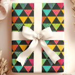 Papier Cadeau Motif Geek géométrique Rainbow Triangles Grunge<br><div class="desc">Ce papier d'enrobage Motif Geek Grunge géométrique Rainbow Triangles présente un design audacieux et pointu de triangles colorés avec un effet de grunge et en détresse. Les teintes arc-en-ciel vibrantes combinées à des formes géométriques en font un lieu idéal pour les amateurs d'esthétique moderne et geek-chic. Idéal pour les anniversaires,...</div>