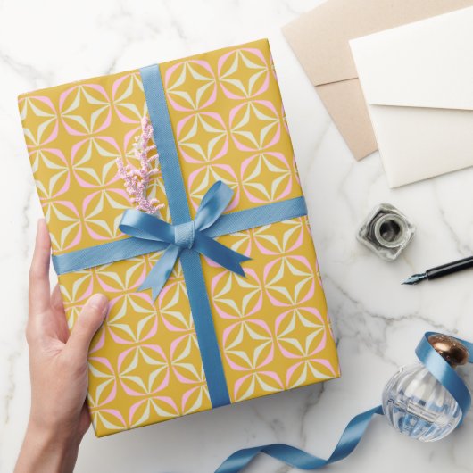 Papier Cadeau Motif géométrique rétro rose moutarde milieu du si (Cadeaux)