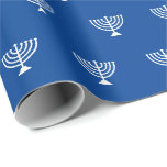 Papier Cadeau Motif juif moderne bleu et blanc<br><div class="desc">Moderne bleu et blanc menorah juive motif simple cadeau élégant Papier enveloppant. Motif menorah blanc sur arrière - plan bleu. Ce papier d'emballage est idéal pour Hanoukka,  Chanukah,  bar mitzvah,  bat mitzvah,  Shabbat et les fêtes juives.</div>