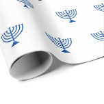 Papier Cadeau Motif minimaliste juif blanc et bleu<br><div class="desc">Minimaliste blanc et bleu juif menorah motif moderne simple cadeau élégant papier enveloppant. Motif bleu menorah sur arrière - plan blanc. Ce papier d'emballage est idéal pour Hanoukka,  Chanukah,  bar mitzvah,  bat mitzvah,  Shabbat et les fêtes juives.</div>