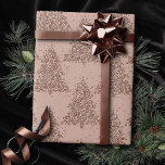 Papier Cadeau Motif Posh Tree | Glam Rose Gold Blush Noël<br><div class="desc">C'est la saison pour célébrer ! Flamour faux métal cuivre et magnifique palette dorée rose de la fête de vacances, hébergement, et collection d'accessoires de cadeaux. Ce design festif et amusant présente des arbres de Noël brillants et fantaisistes avec une plaque de peinture frisky rehaussée d'une parties scintillant métallique imitant,...</div>