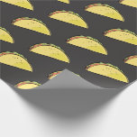 Papier Cadeau Motif Taco Noir<br><div class="desc">Ce papier d'emballage simple et mignon présente un fond noir / gris foncé avec des motifs de tacos. Personnalisez selon vos besoins. Vous pouvez trouver plus de produits assortis dans ma boutique.</div>