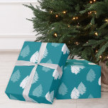 Papier Cadeau Motif turquoise White Christmas Tree<br><div class="desc">Ce simple rouleau d'emballage motif d'arbre de Noël présente un design turquoise et blanc moderne. Une façon unique d'envelopper vos vacances présente cette saison festive. Vous pouvez modifier la couleur de l'arrière - plan à n'importe lequel de vos choix.</div>