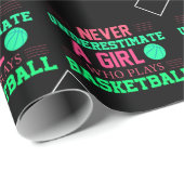 Papier Cadeau Never Underestimate A Girl Who Plays Basketball    (Coin rond)