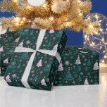 Papier Cadeau Noël Arbres Snowflakes Green Christmas<br><div class="desc">Ajoutez une touche festive de charme moderne à vos cadeaux avec ce superbe papier d'emballage vert foncé de Noël. L'arrière - plan, riche et verdoyant, constitue un pied-à-terre idéal pour un motif de Noël et de flocons de neige, jouant et contemporain. Avec des tons complémentaires de vert foncé et de...</div>