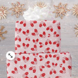Papier Cadeau Noël Mittens Rouge rose simple Motif enveloppé<br><div class="desc">Des mitaines de Noël d'hiver en rouge dans un motif aléatoire,  sur un arrière - plan rose clair avec des points blancs intelligents. Amusant et gai !</div>