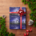 Papier Cadeau Noël Nativité Scène Gloire à Dieu chrétien<br><div class="desc">Personnalisez ce papier d'emballage chrétien de Noël en ajoutant un message d'accueil personnalisé et le nom de votre famille. Design présente une scène de nativité traditionnelle avec "Gloire à Dieu" exposée dans un élégant script de calligraphie. Facile à customiser. Joyeuses fêtes !</div>