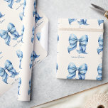 Papier Cadeau Nœud Bleu Tendance Personnalisé Avec Nom Monogramm<br><div class="desc">Transformez votre façon d'offrir des cadeaux en une affaire élégante avec notre papier d'emballage personnalisé avec un nœud bleu tendance et un monogramme de nom. Ce papier d'emballage élégant présente un nœud coquette bleu chic et prépa, capturant parfaitement l'esthétique coquette tendance qui fait fureur. Conçu avec un motif de nœud...</div>
