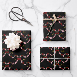 Papier cadeau noir avec un cœur rose et rouge
