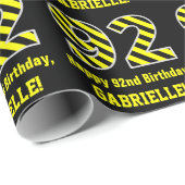 Papier Cadeau Noir et jaune rayé "92"; 92e anniversaire + nom (Coin rond)