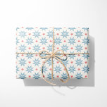 Papier Cadeau Nordic Christmas Blue Stars et Red Snowflakes<br><div class="desc">Ajoutez une touche d'élégance nordique à vos cadeaux de vacances avec ce papier d'emballage magnifiquement conçu. Avec ses étoiles bleu clair et ses délicats flocons rouges sur un arrière - plan crème chaleureux, la motif allie simplicité moderne et charme festif. Idéal pour les cadeaux de Noël ou les décors saisonniers,...</div>