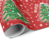 Papier Cadeau Nurse Joyeux sapin de Noël Arrière - plan rouge (Coin rond)