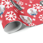 Papier Cadeau Painé Snowflakes Photo Cadeau Envelopper rouge bla<br><div class="desc">**Faites que vos photos s'adaptent en cliquant sur "Customiser" puis appuyez sur le bouton "Modifier" et faites défiler vers le bas vers "Recadrez l'image" pour rendre vos photos s'adaptent sans chevauchement** Enveloppez vos cadeaux avec ce enveloppement cadeau personnalisé comprenant trois de vos photos parmi une poignée de flocons blancs sur...</div>