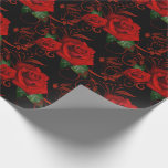 Papier Cadeau Papier à enveloppement rose rouge<br><div class="desc">Papier enveloppant avec une couleur arrière - plan noire et une jolie impression florale de roses rouges. Customisez cet objet ou achetez tel quel.</div>