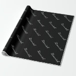 Papier Cadeau Papier d'emballage noir et blanc personnalisé chic<br><div class="desc">Papier d'emballage noir et blanc chic avec le nom personalizable. Beau giftwrap pour l'anniversaire de fantaisie, le Noël, le mariage, la douche nuptiale, l'anniversaire et d'autres occasions importantes. Lettres élégantes de typographie de manuscrit. Conception élégante de motif pour les hommes, des femmes et des enfants. Disponible dans la finition mate...</div>