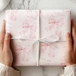 Papier Cadeau Papier d'enveloppement de la boîte rose Coquette<br><div class="desc">Ajoutez une touche de sophistication à votre don avec ce papier d'enveloppement élégant pour caissons roses. Avec ses arcs roses doux et délicats,  joliment disposés sur un arrière - plan blanc,  ce design est parfait pour les douches,  les anniversaires et autres occasions spéciales.</div>
