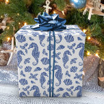 Papier Cadeau Parties scintillant côtière de Noël Marine Blue Se<br><div class="desc">Ce beau papier d'emballage de Noël côtier présente un motif marin de la mer bleu marine de parties scintillant hippocampes, coquillages et sprigs saints sur un arrière - plan blanc, pour un design festif de vacances sur la plage. Si vous désirez ce design sur plus de produits ou d'autres colorways,...</div>