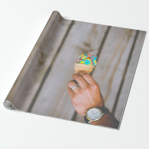 Papier Cadeau Personne tenant une glace multicolore