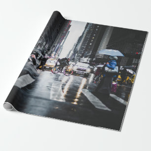 PAPIER CADEAU PERSONNES TRAVERSANT LA ROUTE PIÉTONNE DANS LA RUE