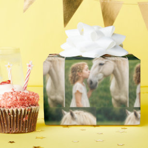 Papier Cadeau Petite Fille Embrassant Son Cheval