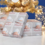 Papier Cadeau Photo Baby First Christmas<br><div class="desc">Ajoutez une touche spéciale à vos cadeaux de vacances avec du papier d'emballage cadeau Babys First Christmas. Personnalisez avec votre bébé photo et nom dans la typographie de script rouge.</div>