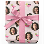 Papier Cadeau Photo personnalisée Visage et cocktail | Rose pers<br><div class="desc">Faites-vous plaisir avec cette photo personnalisée Visage & Cocktail Papier Peint Rose ! 🎁 ✨ Téléchargez votre photo de visage préférée et créez un design hilarant et élégant avec un thème de cocktail ludique sur un arrière - plan rose tendance. Parfait pour les fêtes de bachelorette, les anniversaires, les douches...</div>
