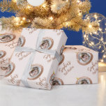 Papier Cadeau Photo Rose Gold Blush Baby's First Christmas<br><div class="desc">Célébrez le premier Noël de votre bébé avec ce modèle d'enveloppement cadeau personnalisé, avec un motif d'ornements de Noël en or rose parsemé de fausse parties scintillant encadrant sa photo personnalisée, avec son nom dans un script rose branché sur un arrière - plan rose vif. Remplacez facilement l'exemple d'image par...</div>