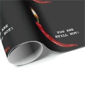 Papier Cadeau Piments rouges avec flamme de bougie sur noir (Coin rond)