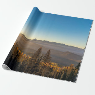 PAPIER CADEAU PINS VERTS SUR LA MONTAGNE SOUS LE CIEL BLEU PENDA