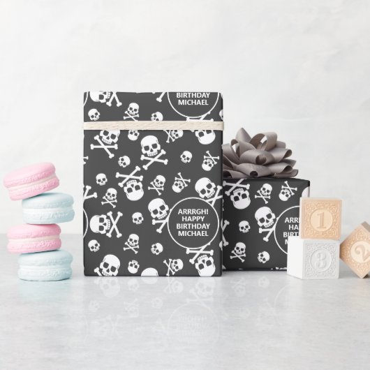 Papier Cadeau Pirate Joyeux Anniversaire Noir et Blanc (Baby Shower)