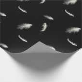 Papier Cadeau Plumes blanches sur papier à envelopper noir (Coin)