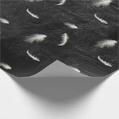 Papier Cadeau Plumes sur papier à envelopper en cuir noir (Coin)